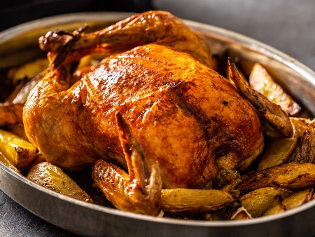 Цяло печено пиле с хрупкави уеджис картофки на фурна - снимка на рецептата